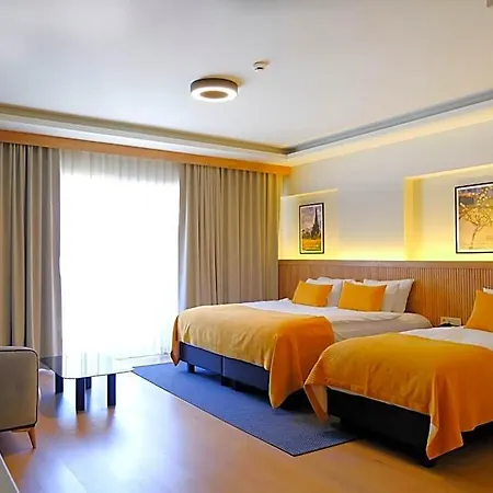 Dugi מלון